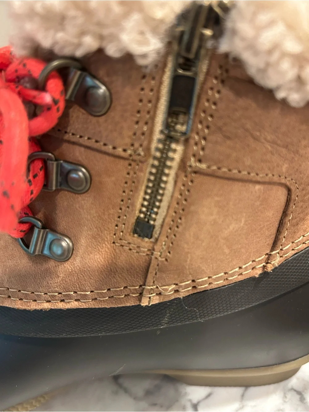 Sperry 9 Saltwater Alpine duck boots, leather, faux-fur lining, & red laces
